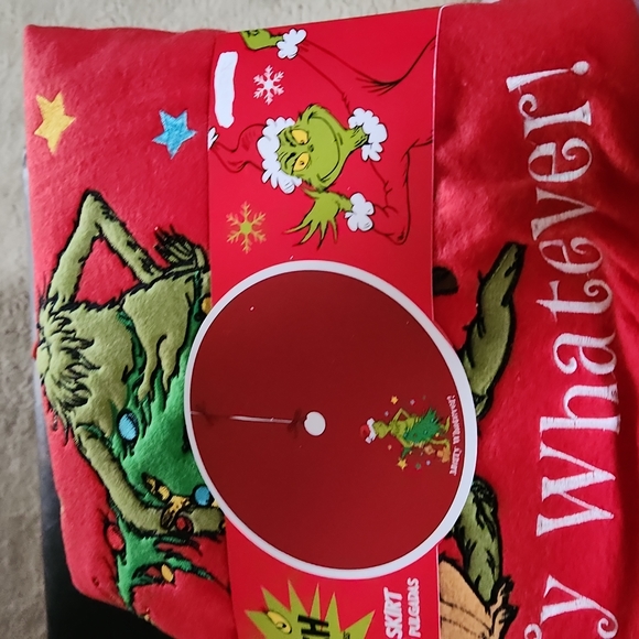 BNWT The GRINCH 48" Christmas tree skirt-Merry Whatever on the skirt. - Picture 9 of 9